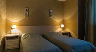 Гостиница Уют Сургут Двухместный номер с 2 отдельными кроватями и ванной комнатой-1